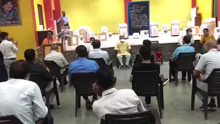 प्रज्ञा ठाकुर ने कोरोना से बचाव के लिए बताया अनूठा इलाज, कहा- गोमूत्र पियें, इंफेक्शन दूर होता है
