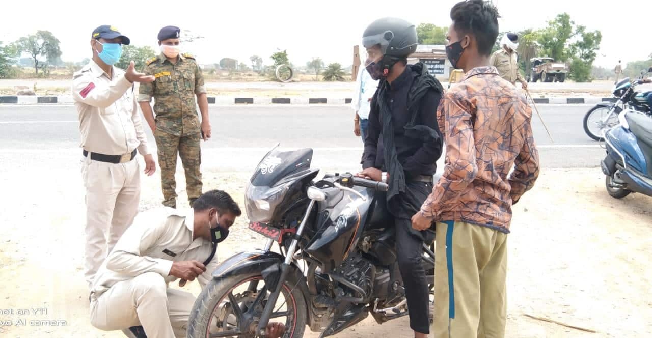 दतिया : अंतरराज्यीय सीमा यूपी-एमपी पर कड़ा पहरा, बेवजह घूमने वालों के वाहन की निकाली हवा