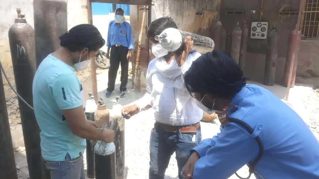 मुरैना : जिला अस्पताल में कंधे पर ऑक्सीजन सिलेंडर उठाकर ले जाने को मजबूर मरीज के परिजन