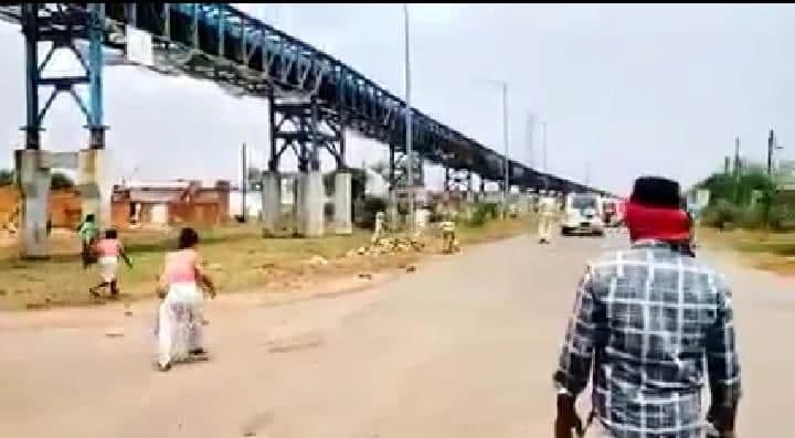 सिंगरौली में बाजार बंद कराने गए पुलिस-प्रशासन पर महिलाओं-बच्चों ने किया हमला, जान बचाकर भागे अधिकारी