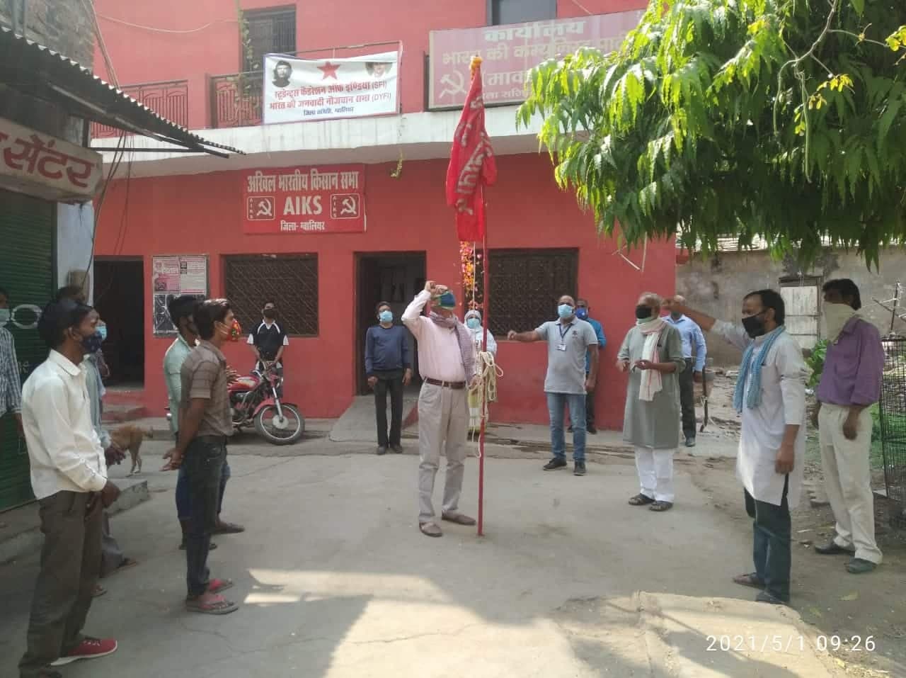 ग्वालियर में “लाल भवन” पर फहराया झंडा, मजदूर किसान एकता के रूप में मन रहा “मई दिवस”