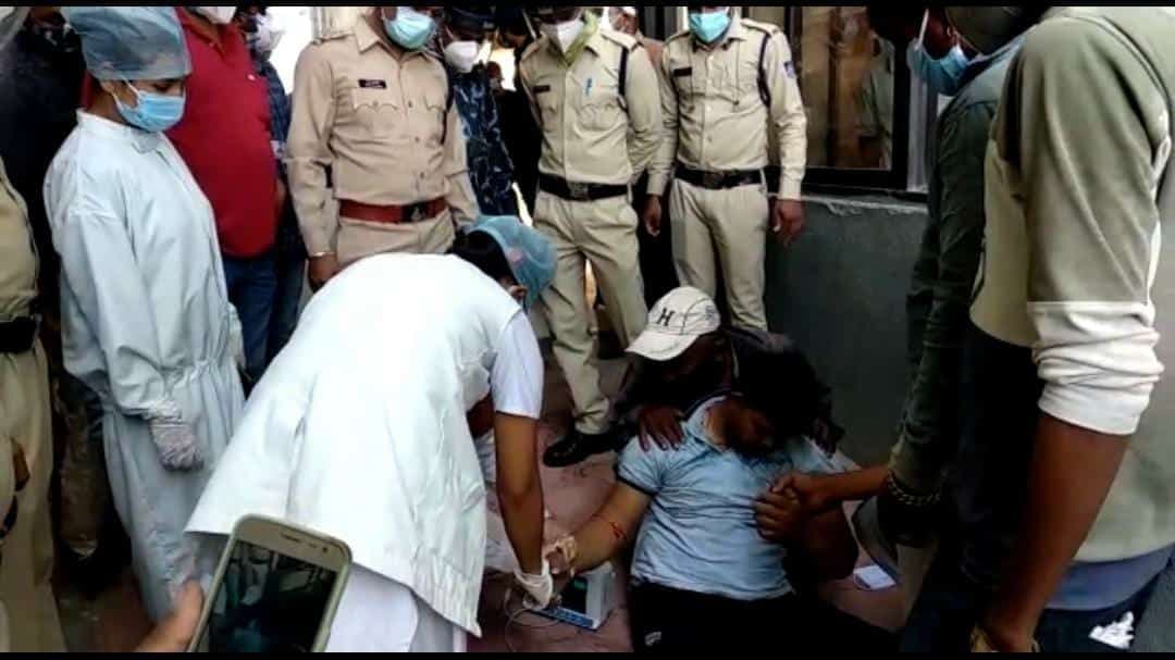रतलाम मेडिकल कॉलेज की लापरवाही, परिजन ऑक्सीजन देने की लगाते रहे गुहार, मरीज ने गेट पर तोड़ा दम
