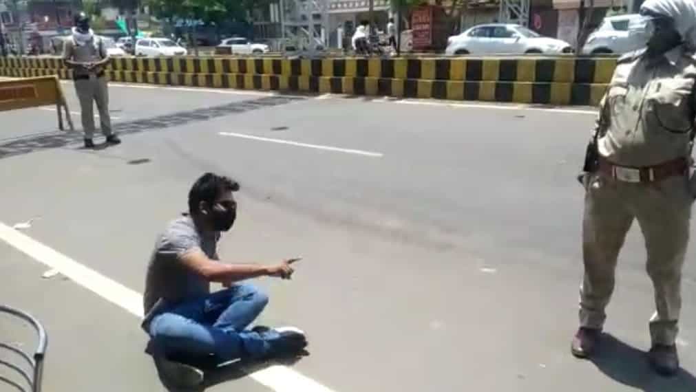 कोरोना कर्फ्यू : महिला थाना प्रभारी ने थप्पड़ मारा तो बीच सड़क पर बैठ गया युवक