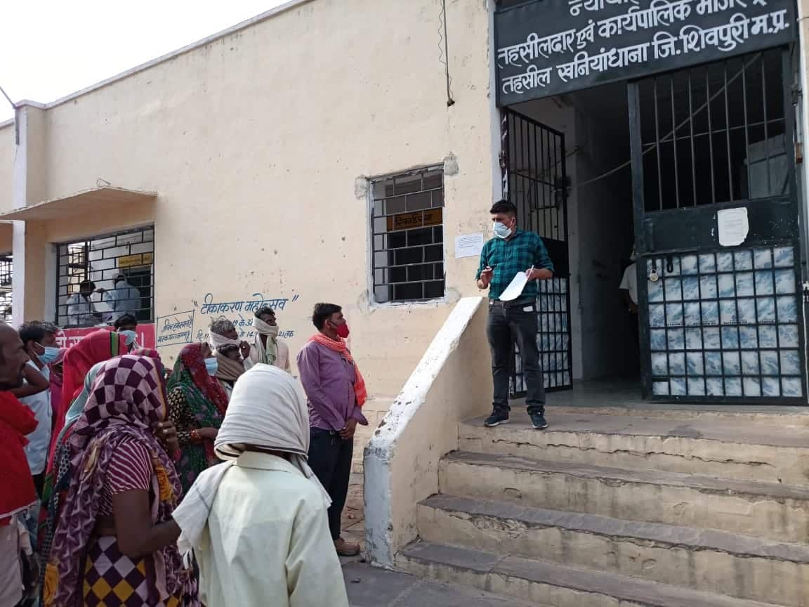 शिवपुरी : खनियाधाना में हो रही राशन की कालाबाजारी, गुस्साए ग्रामीणों ने तहसील कार्यालय का घेराव कर सौंपा ज्ञापन