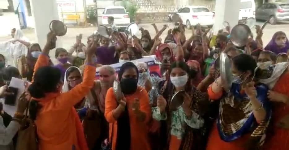 राजगढ़ : 12 सूत्रीय मांगों को लेकर आशा कार्यकर्ताओं ने थाली बजाकर किया प्रदर्शन