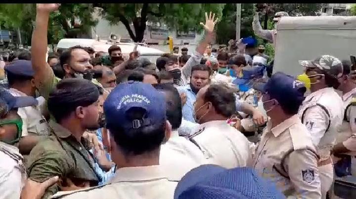 जबलपुर : वैक्सीन को लेकर युवा कांग्रेस कार्यकर्ताओं ने किया कलेक्ट्रेट का घेराव, पुलिस ने किया गिरफ्तार