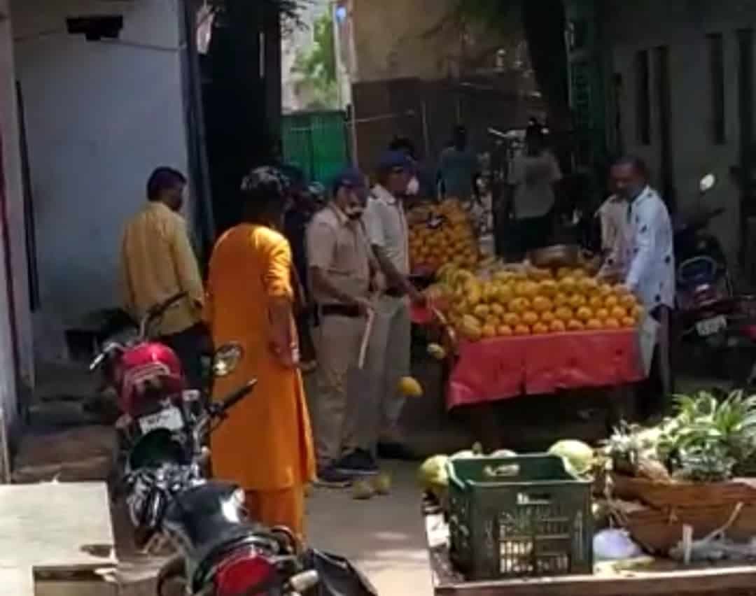 पुलिस की दबंगई, सड़क पर फेंके फल, देखें वीडियो