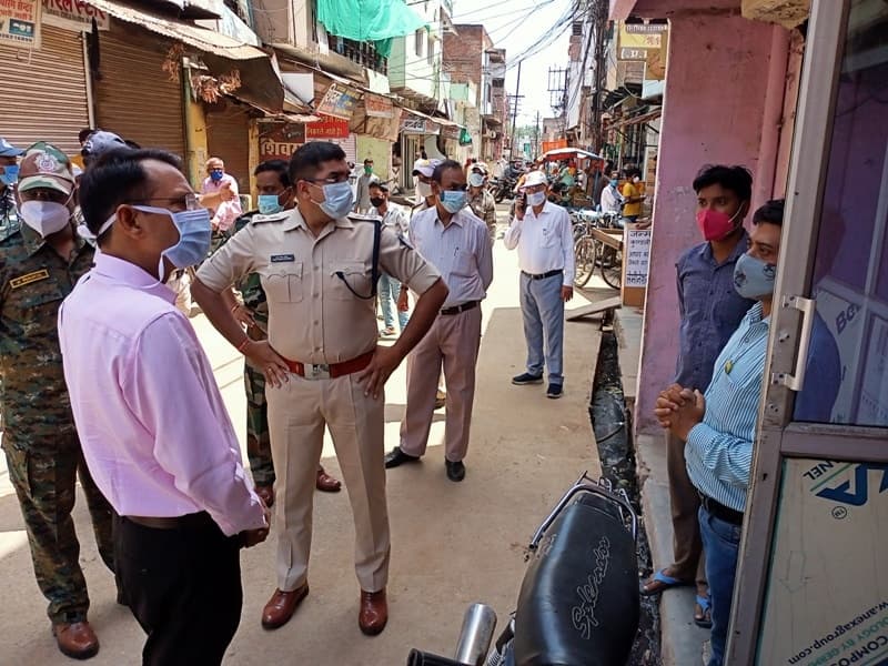 अनलॉक : कलेक्टर और एसपी ने किया बाजार का भ्रमण, दुकानदारों को दी नियमों का पालन करने की समझाइश
