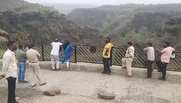 Indore News: महिला ने लगाई महू के पातालपानी में छलांग, पेड़ पर जा लटकी, देखें वीडियो