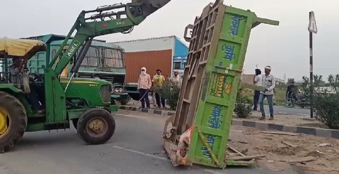 Morena: अवैध रेत से भरी ट्रैक्टर ट्रॉली को वन विभाग ने पकड़ा, वाहन जब्त, चालक फरार