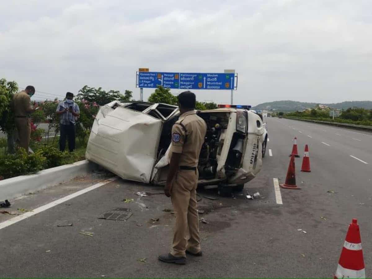 Khandwa : दौरे के दौरान पलटा मंत्री सारंग के काफ़िले का वाहन, मचा हड़कंप