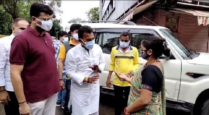 वैक्सीनेशन महा अभियान के तहत इंदौर में बीजेपी कार्यकर्ताओं की अनोखी अपील, लोगों को बांटे पीले चावल