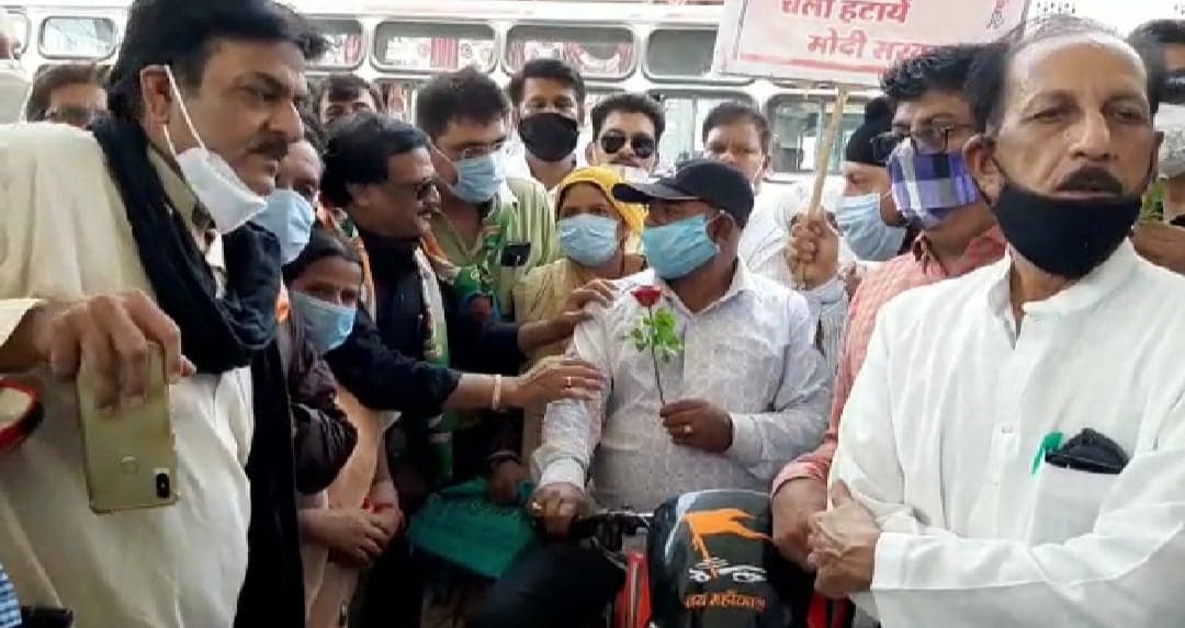पूर्व मंत्री सज्जन सिंह वर्मा के नेतृत्व में हुआ विरोध प्रदर्शन, पेट्रोल भरवाने आए लोगों को कांग्रेसियो ने दिए गुलाब के फूल