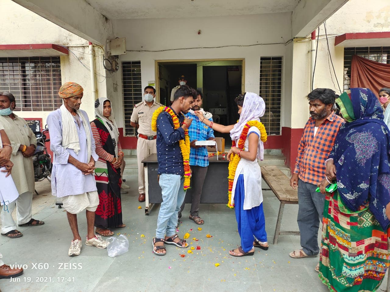 ना बैंड-ना बाजा, प्रेमी जोड़े ने थाने में वरमाला डाल की शादी, पुलिस बने बाराती