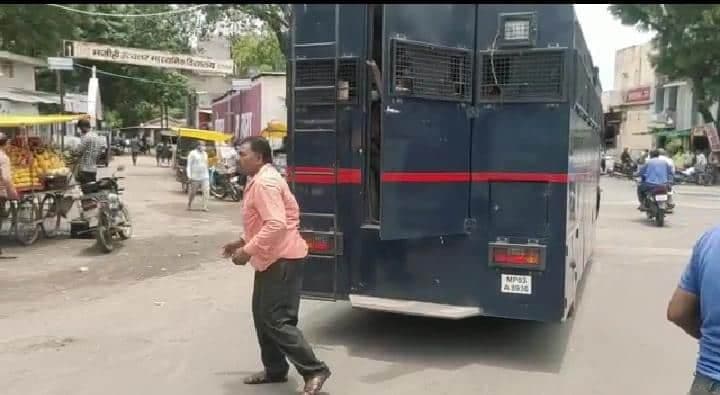 Ratlam : चलती पुलिस वैन में भागे बिना मास्क वाले लोग, अधिकारियों को नहीं लगी खबर