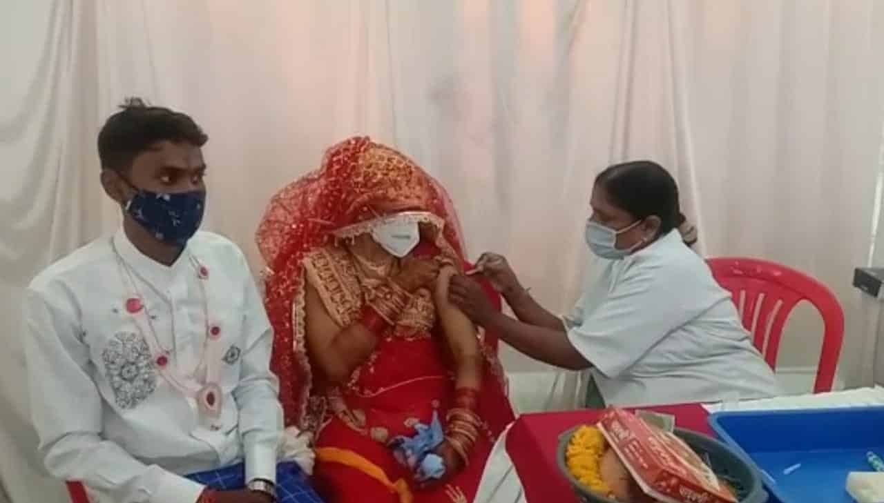 नवविवाहित जोड़े ने भगवान गणेश के सामने लगवाई वैक्सीन, पूछा आप कब लगवाएंगे?