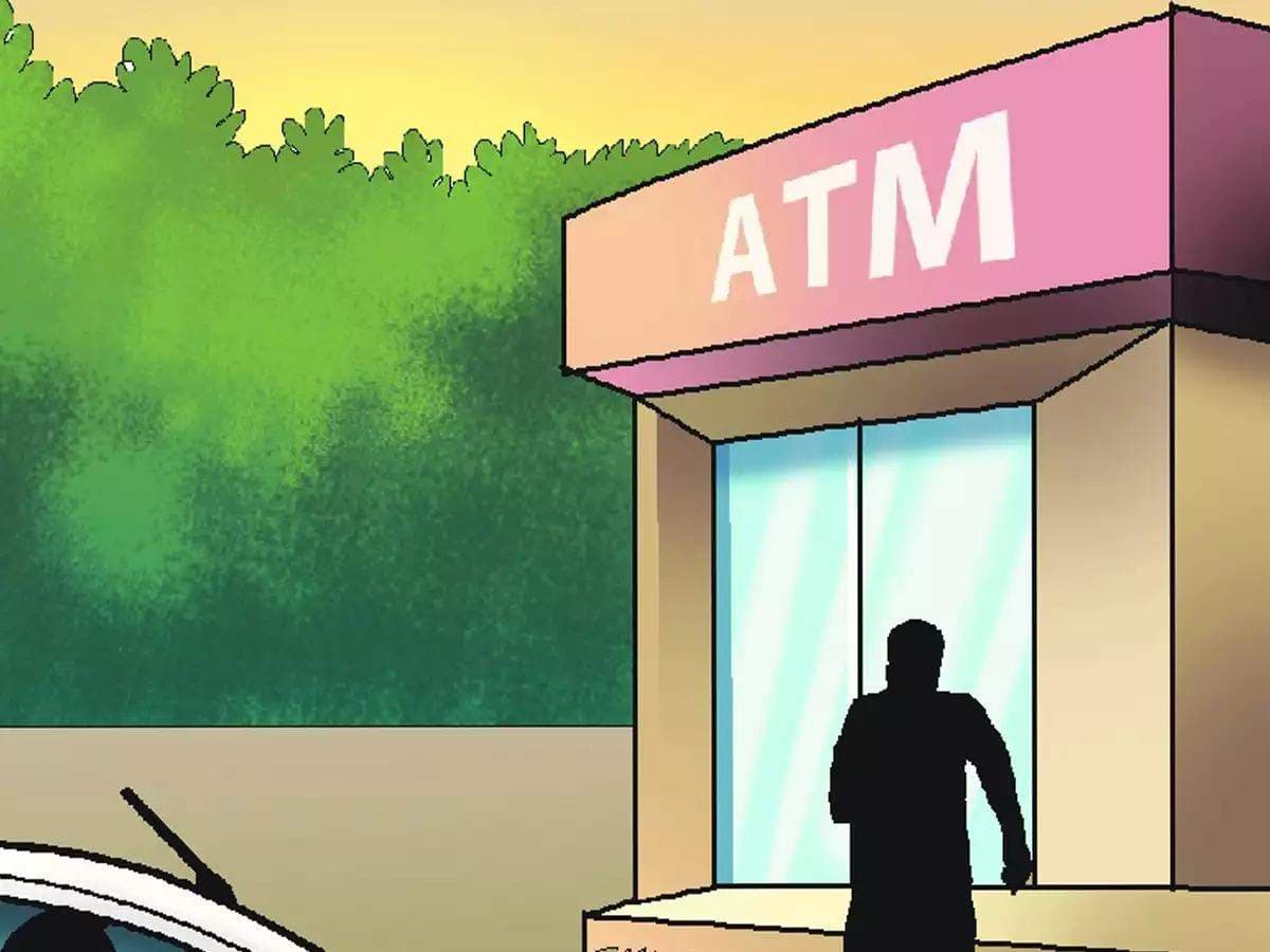 ATM Fraud : बदमाशों के सीसीटीवी फुटेज आए सामने, कैश डिपॉज़िट मशीन में उंगली फसा उड़ा ले गए थे 2.30 लाख