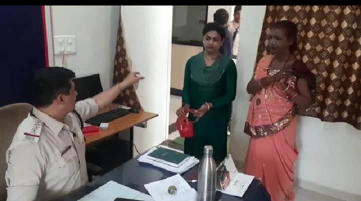 नकली किन्नर की वसूली से परेशान असली किन्नर ने सरे राह की पिटाई, बाल भी काटे, थाने पहुंचा मामला