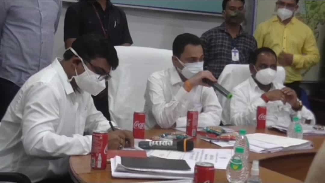 सांसद नकुलनाथ ने अधिकारियों के साथ ली बैठक, दिए ये निर्देश