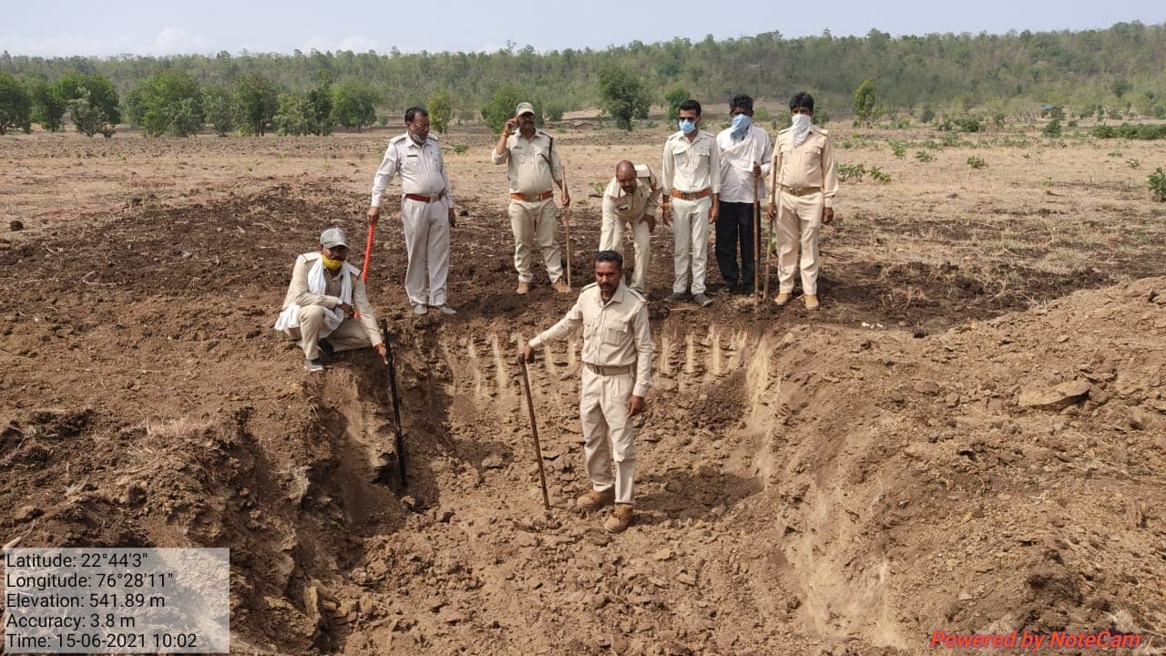 देवास : युवा अधिकारी की पहल पर अतिक्रमण से मुक्त हुई वन्यभूमि, अब लगाएंगे पौधे