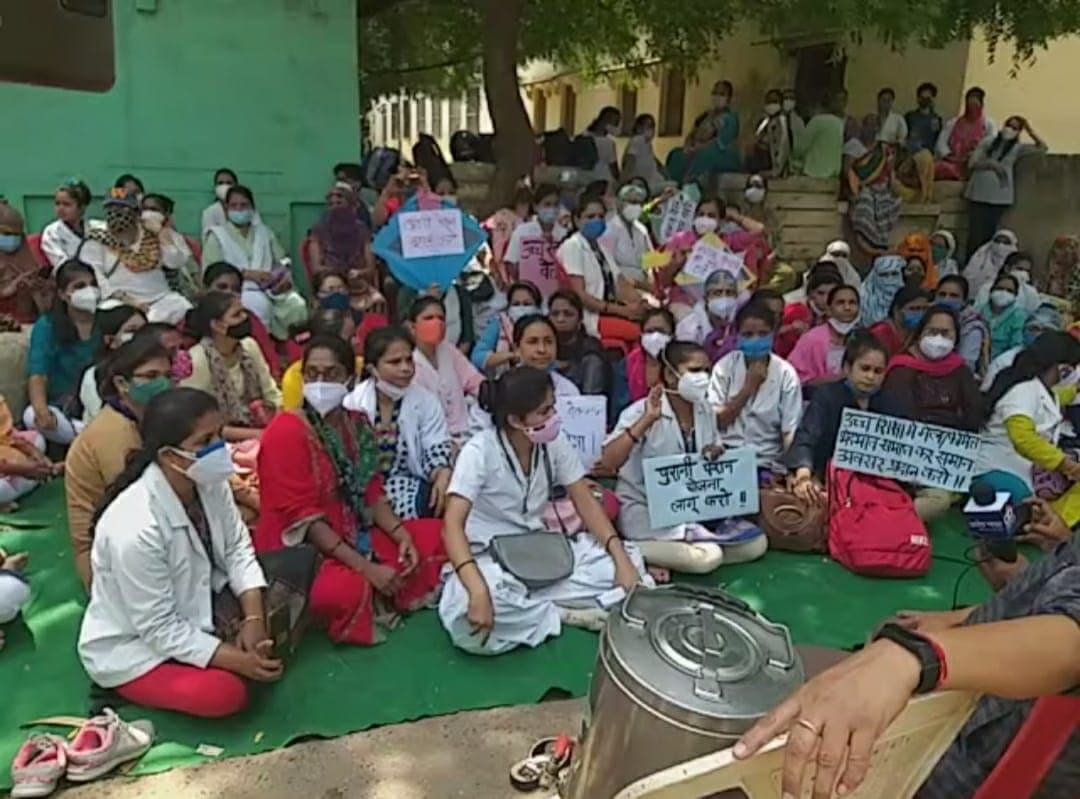 दो धड़ों में बंटा नर्सेस आंदोलन, प्रशासन ने बुलाये प्राइवेट नर्सिंग कॉलेज के स्टूडेंट्स, पुलिस तैनात