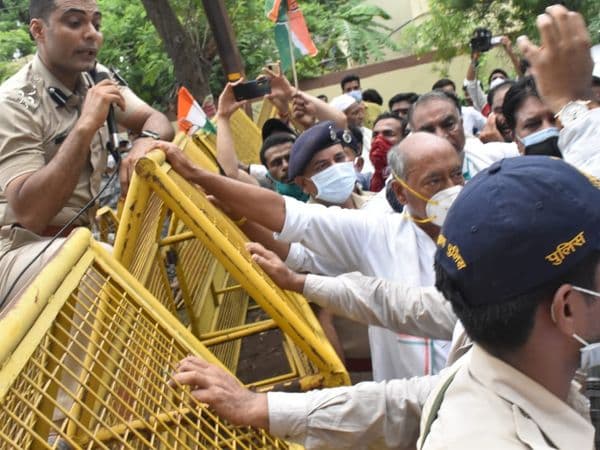 जमीन आवंटन मामला: दिग्विजय सिंह समेत 10 नेताओं पर FIR, प्रदर्शन के दौरान जुटाई थी भीड़