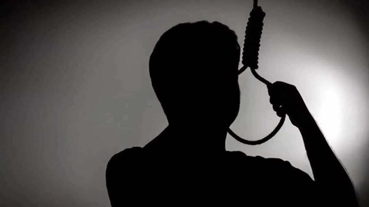 Jabalpur: पुलिस की पिटाई से आहत होकर पल्लेदार ने किया सुसाइड, गुस्साए परिजनों ने किया एसपी ऑफिस का घेराव