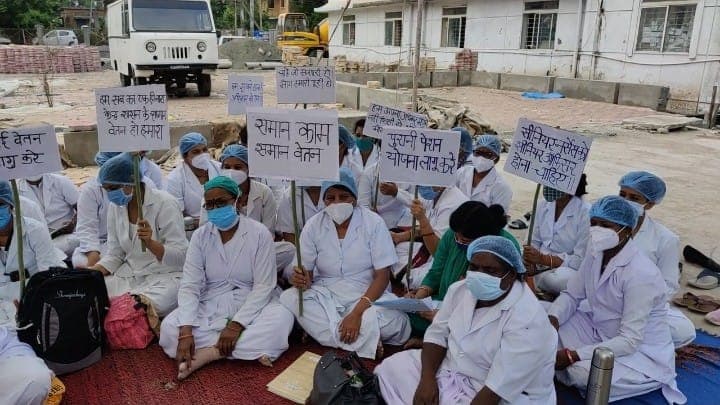 स्वास्थ्य मंत्री प्रभुराम चौधरी के गृह जिले में नर्सेस हड़ताल पर, 12 सूत्रीय मांगों को लेकर जताया विरोध प्रदर्शन