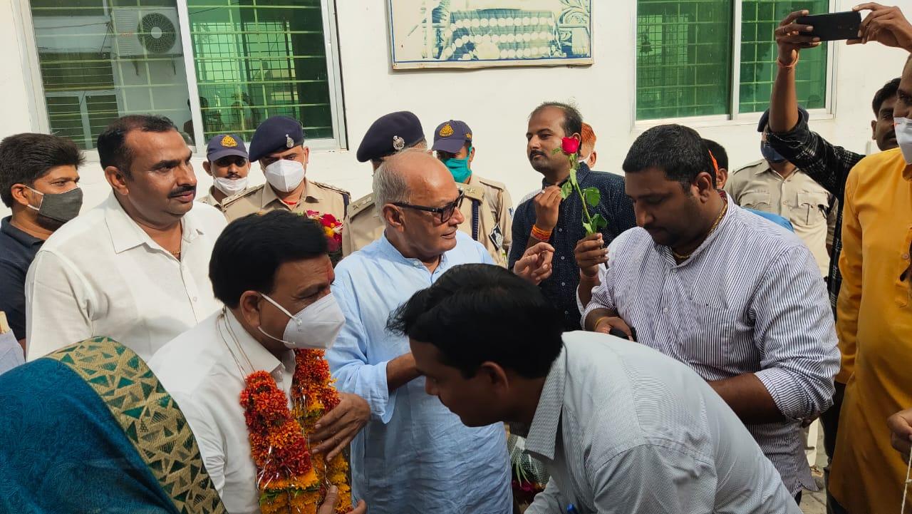 MP Politics: शुरू हुआ बैठकों का दौर! पूर्व मंत्री से मिलने पहुंचे मंत्री देवड़ा, चर्चाओं का बाजार गर्म