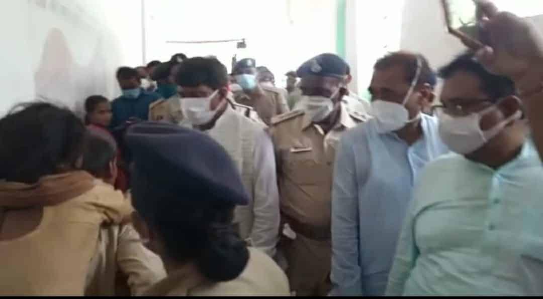 अस्पताल में परिजन के कंधे पर मरीज को देखकर भड़के प्रभारी मंत्री, लगाई फटकार