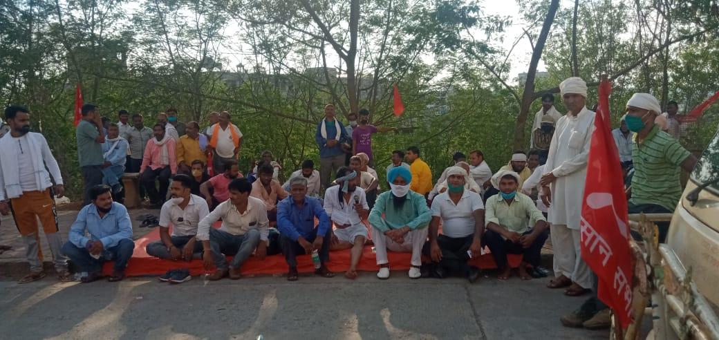 कलेक्ट्रेट पहुंचे सब्जी विक्रेता हुए निराश, नहीं मिले कलेक्टर, मुलाकात होने तक रुकने का फैसला