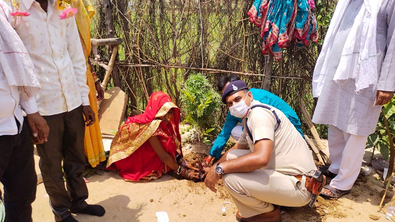 Chhatarpur : पुलिस का मानवीय चेहरा, पिता की मौत के बाद बेटी मान युवती की करवाई शादी