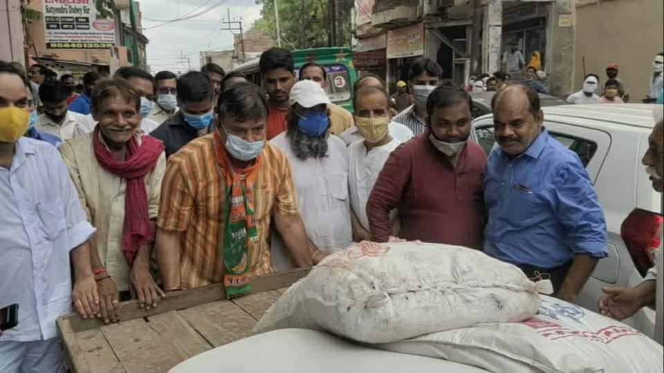 Video : 70 साल के बुजुर्ग को ठेला धकेलते देख पसीजा ऊर्जा मंत्री का दिल, फिर किया ये