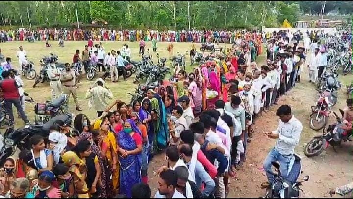 Rajgarh: वैक्सीन के लिए आधे किलोमीटर तक लंबी कतार, लोग ज्यादा, डोज पड़े कम, बुलानी पड़ी पुलिस