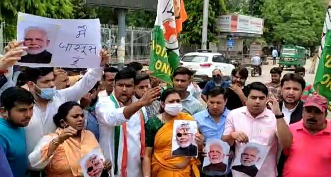 जासूसी कांड को लेकर युवा कांग्रेस सड़कों पर, पीएम का जलाया पुतला, पुलिस से झूमाझटकी