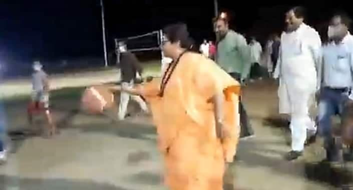 Video : सांसद प्रज्ञा ने खेला बास्केटबॉल, वीडियो वायरल