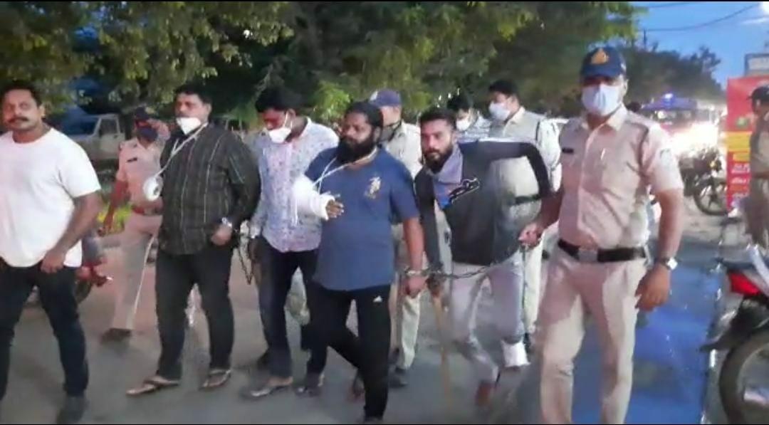 शराब सिंडिकेट गोलीकांड- पुलिस ने सड़क पर निकाला आरोपियों का जुलूस, घरों से बरामद किए हथियार, Video