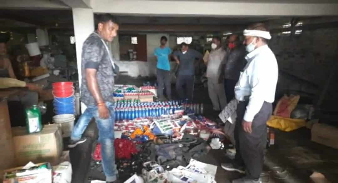 गाड़ियों में प्रयोग होने वाला ब्रांडेड कंपनियों का नकली ऑयल बनाने वाली फैक्ट्री पकड़ी