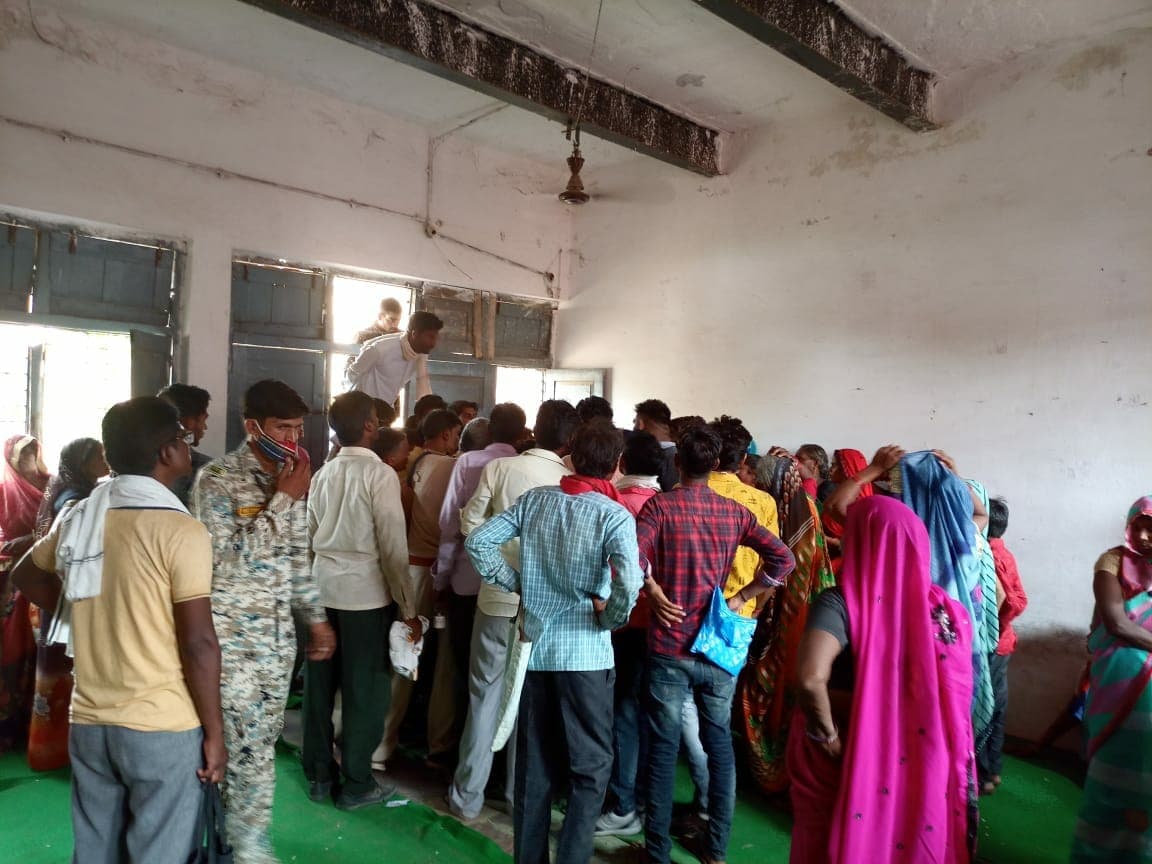 तीसरी लहर का खौफ, खनियाधाना में वैक्सीन के लिए उमड़ी भीड़, हुआ हंगामा