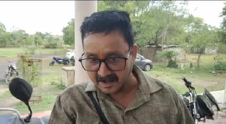 Ashoknagar : निजी इस्तेमाल के लिए स्कूल की चाबी नहीं देने पर की गाली-गलौज, रोते हुए शिक्षक ने सुनाई आपबीती