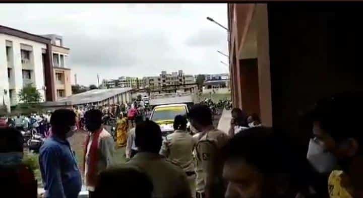 Ratlam : बेलगाम अधिकारी, वैक्सीनेशन के लिए आए युवक को SDM ने धक्के मारकर बाहर निकाला