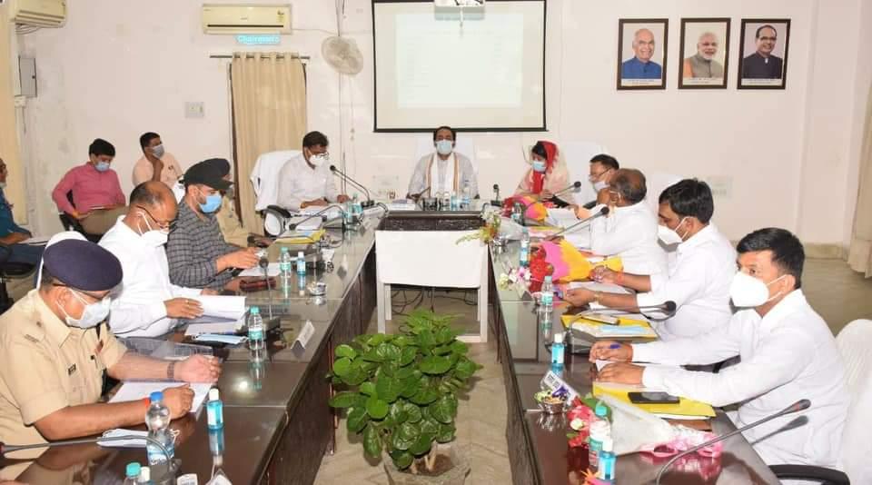 सिंगरौली- प्रभारी मंत्री के अधिकारियों को निर्देश- ‘योजनाओं का क्रियान्वन समय पर करें’