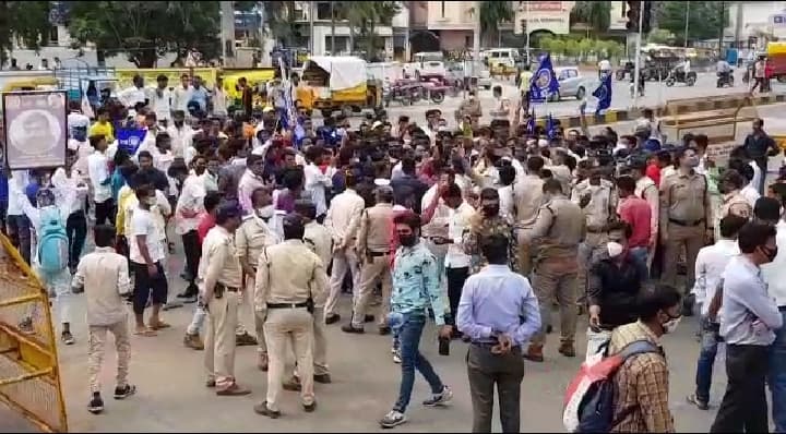 नेमावर हत्याकांड: भीम आर्मी उतरी सड़कों पर, चक्का जाम के साथ जमकर की नारेबाजी