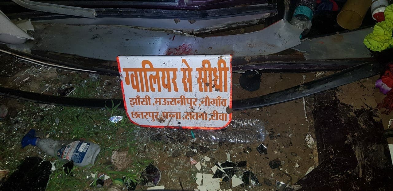 Datia: बड़ा हादसा- सिंध नदी पुल के पास अनियंत्रित होकर पलटी सवारियों से भरी बस