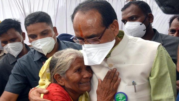 जब CM Shivraj ने 78 साल की लीलावती को लगाया गले, भावुक हुईं महिला