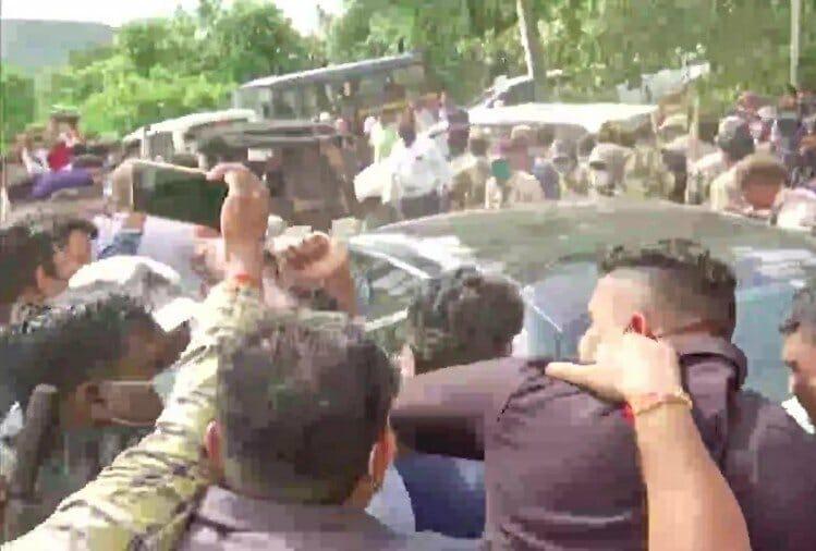 कोर्ट ने खारिज की याचिका, केंद्रीय मंत्री गिरफ्तार, बिगड़ा स्वास्थ्य, बोले नड्डा- हम नहीं डरेंगे