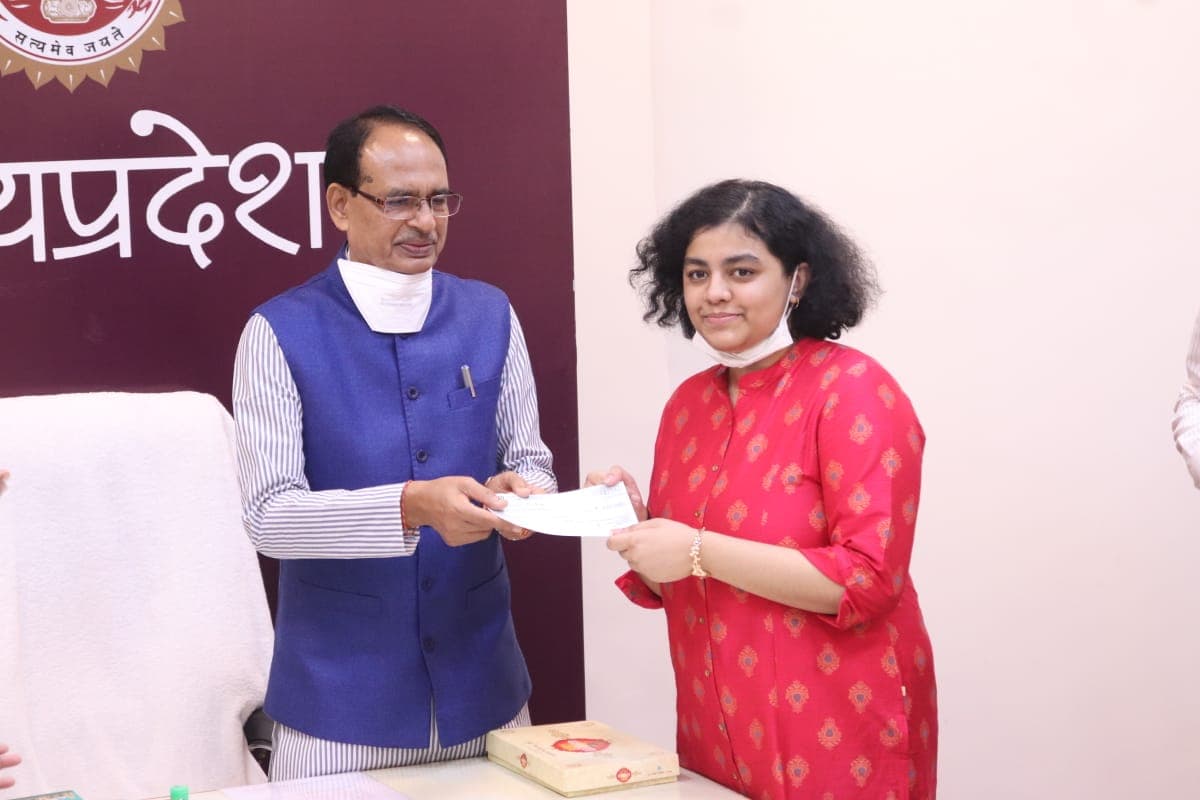 टॉपर वनीषा को सीएम शिवराज ने सौंपा 2 लाख का चेक, बोले-कोई कमी नहीं होने दूंगा