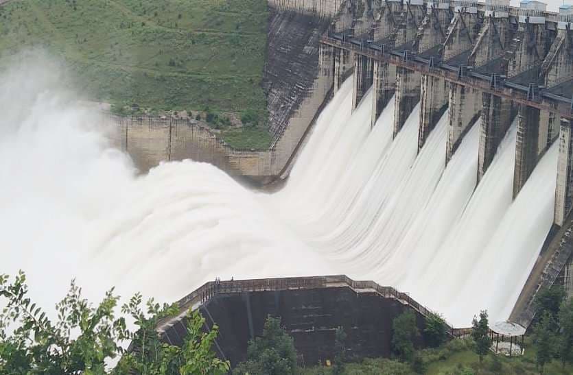 Shivpuri News: अब मड़ीखेड़ा डैम प्रभारी कार्यपालन यंत्री पर गिरी गाज, हटाए गए