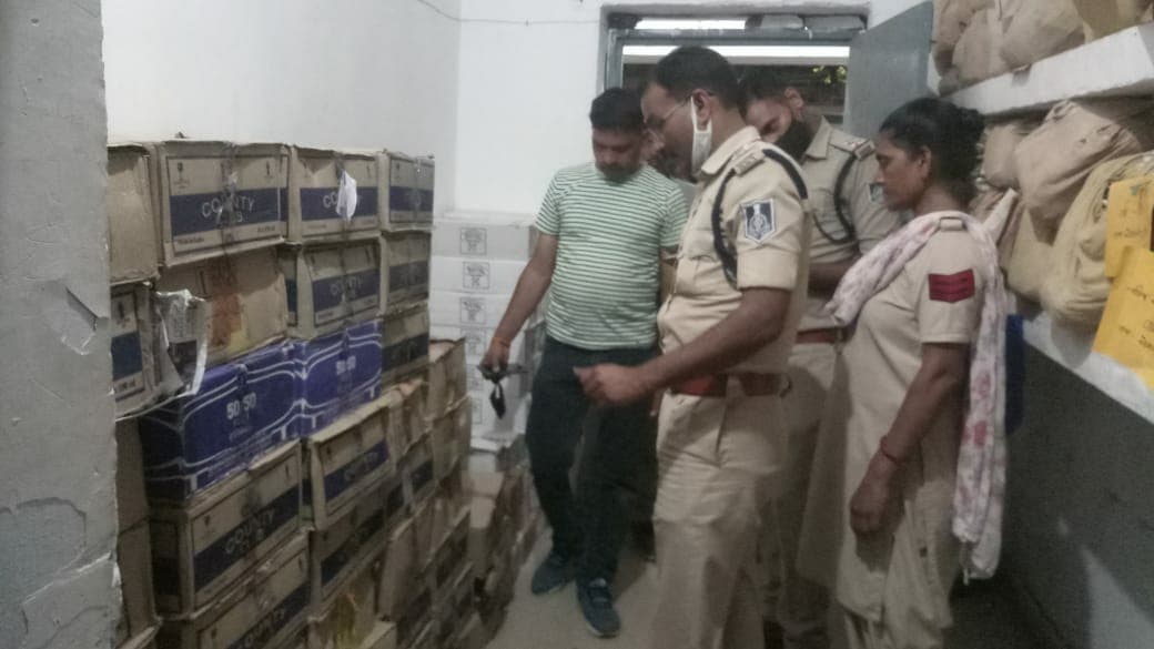 पुलिस ने कार से पकड़ी 70 पेटी अवैध शराब, आबकारी अमला हो रहा नाकाम