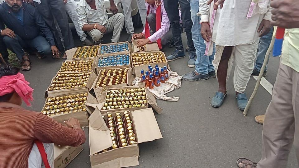 Sagar : भगवती मानव कल्याण संगठन ने पकड़ी 12 पेटी अवैध शराब, सुरखी पुलिस की कार्यप्रणाली पर उठे सवाल